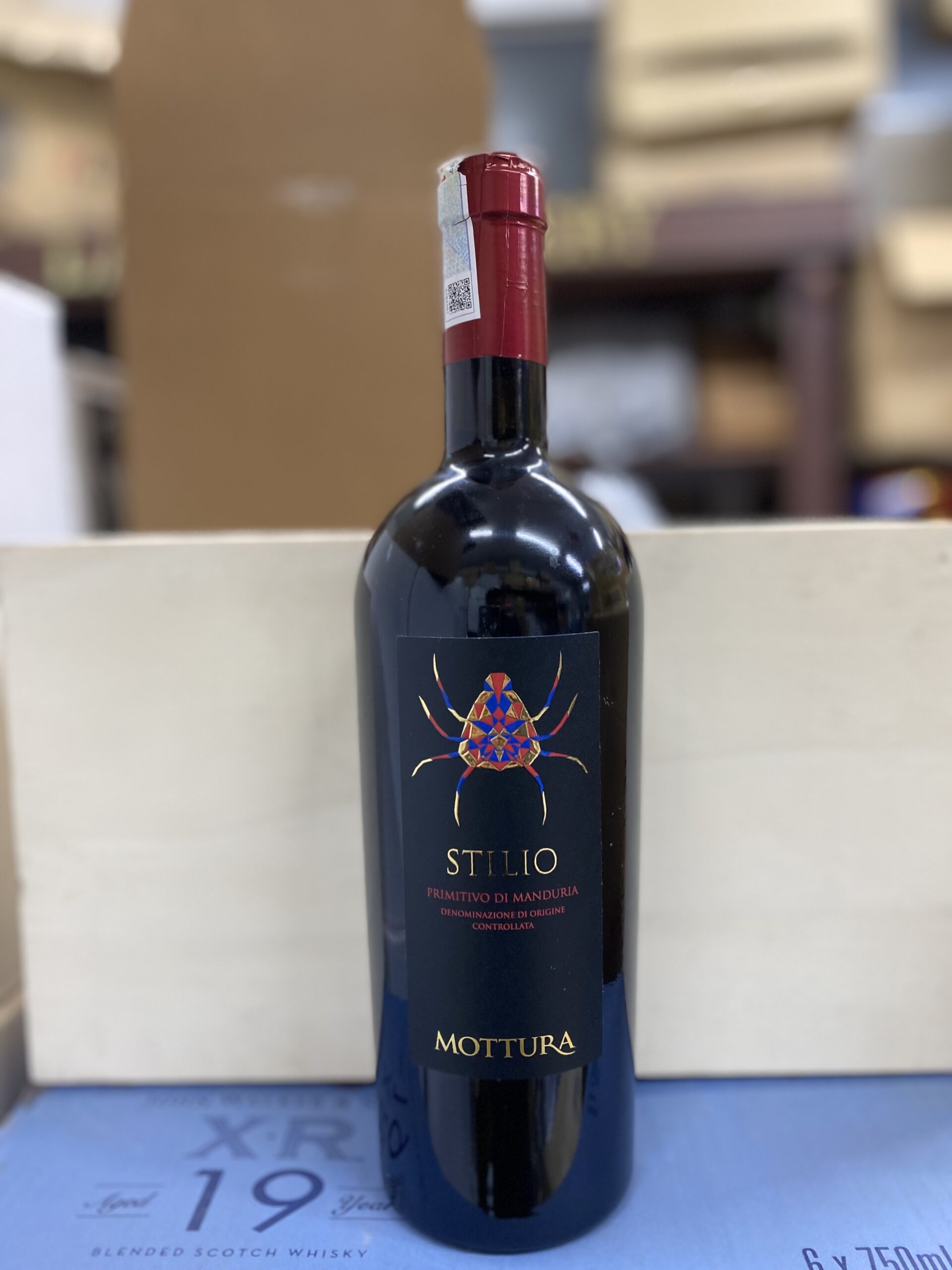 Rượu vang Ý Stilio primitivo di manduria con nhện